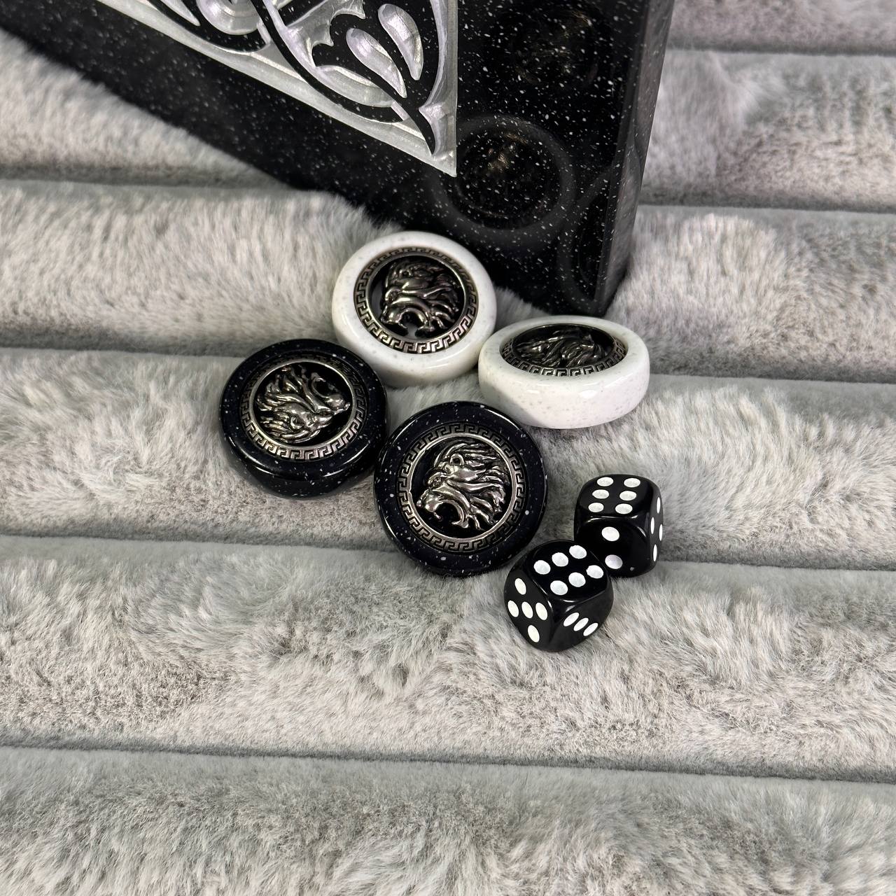 Luxus-Backgammon aus schwarzem Acrylstein "Silver Lion" 58×28cm, Light-Version, Steinbrett, Geschenkfertig