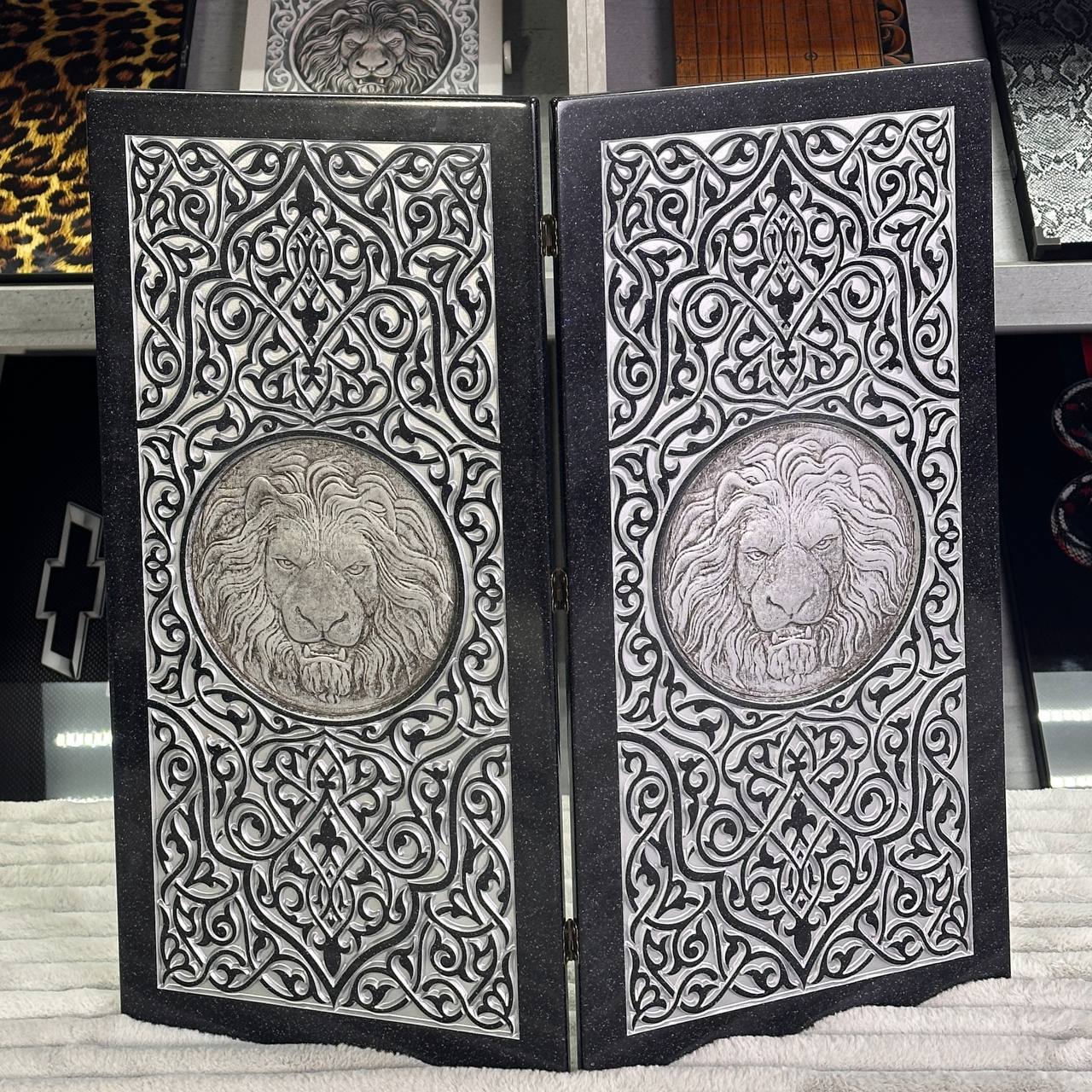 Luxus-Backgammon aus schwarzem Acrylstein "Silver Lion" 58×28cm, Light-Version, Steinbrett, Geschenkfertig