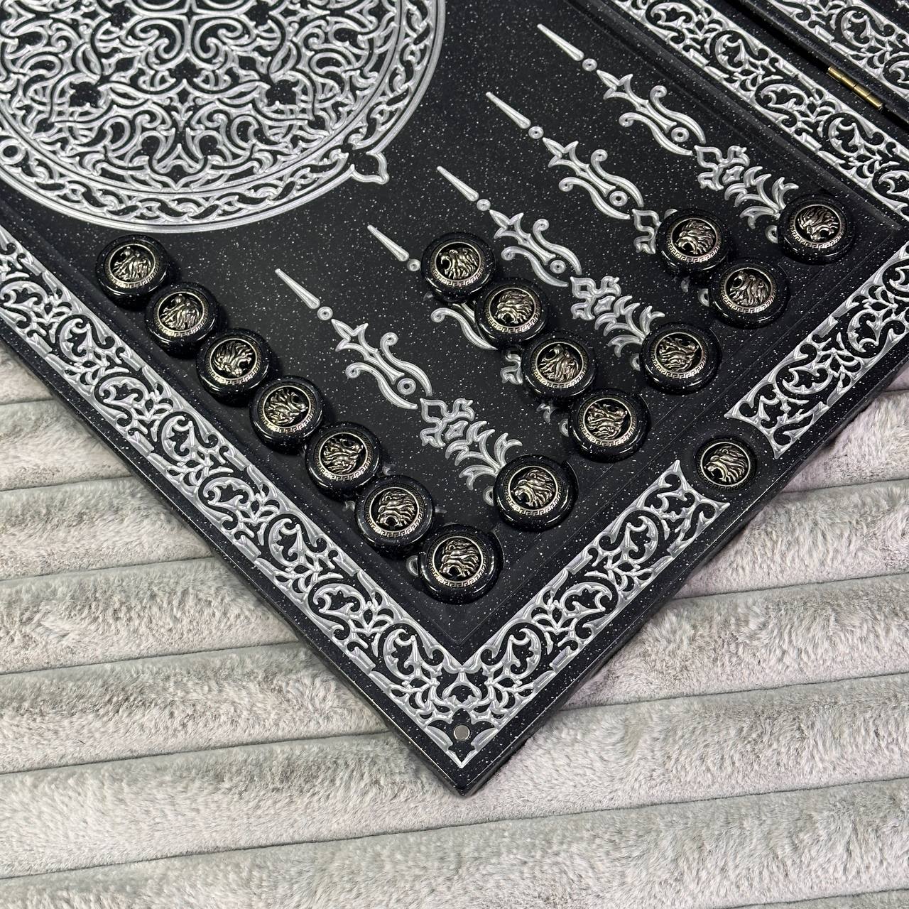 Luxus-Backgammon aus schwarzem Acrylstein "Silver Lion" 58×28cm, Light-Version, Steinbrett, Geschenkfertig