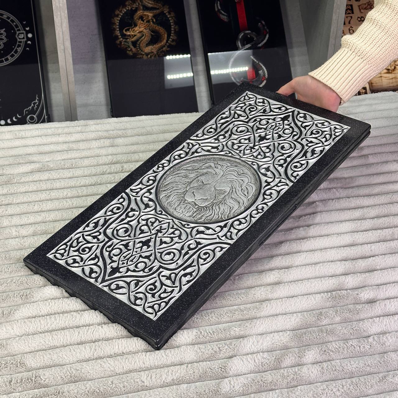 Luxus-Backgammon aus schwarzem Acrylstein "Silver Lion" 58×28cm, Light-Version, Steinbrett, Geschenkfertig
