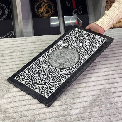 Luxus-Backgammon aus schwarzem Acrylstein "Silver Lion" 58×28cm, Light-Version, Steinbrett, Geschenkfertig