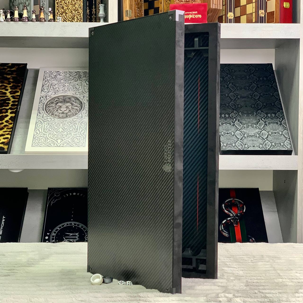 Ensemble de backgammon luxueux fait main en métal et carbone 60*30cm avec pièces en métal, prêt à offrir VIP