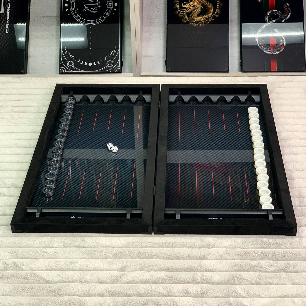 Luxuriöses handgefertigtes Backgammon-Set aus Metall und Carbon 60*30cm mit Metallteilen, Geschenkfertig VIP