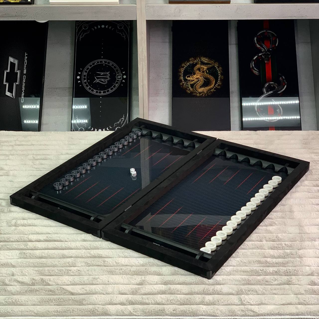 Ensemble de backgammon luxueux fait main en métal et carbone 60*30cm avec pièces en métal, prêt à offrir VIP