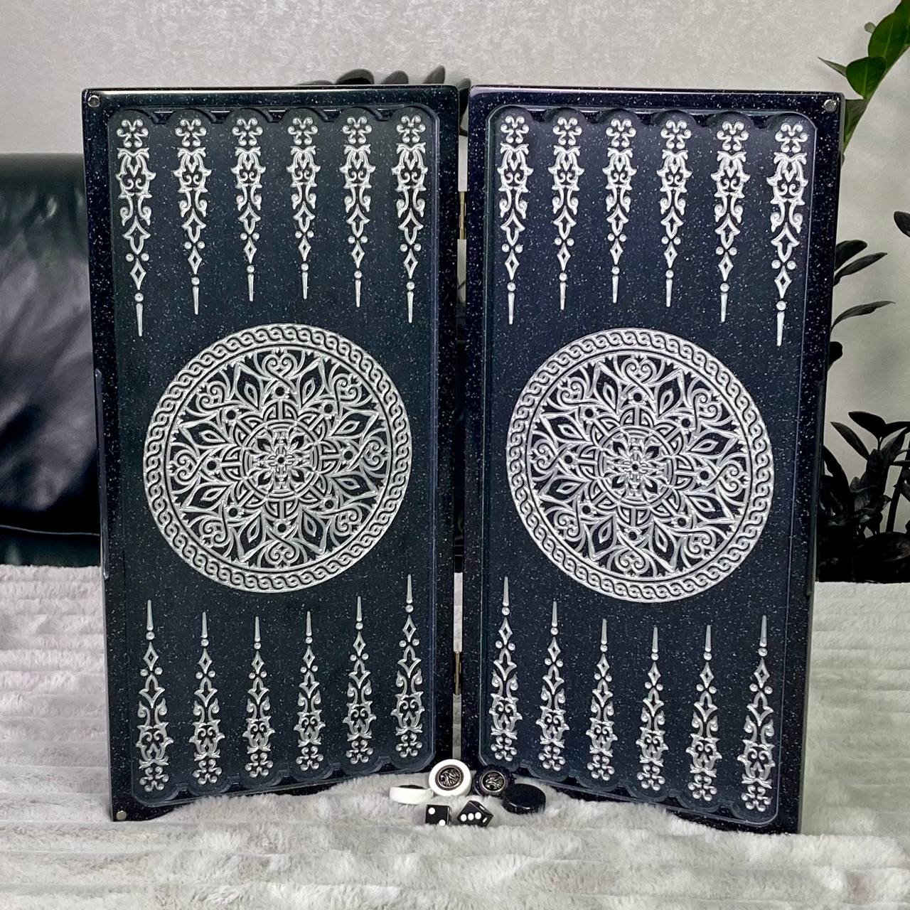 Luxus-Backgammon aus schwarzem Acrylstein "Silver Lion" 37 x 19 cm, leichte Version, Steinbrett, Geschenkfertig