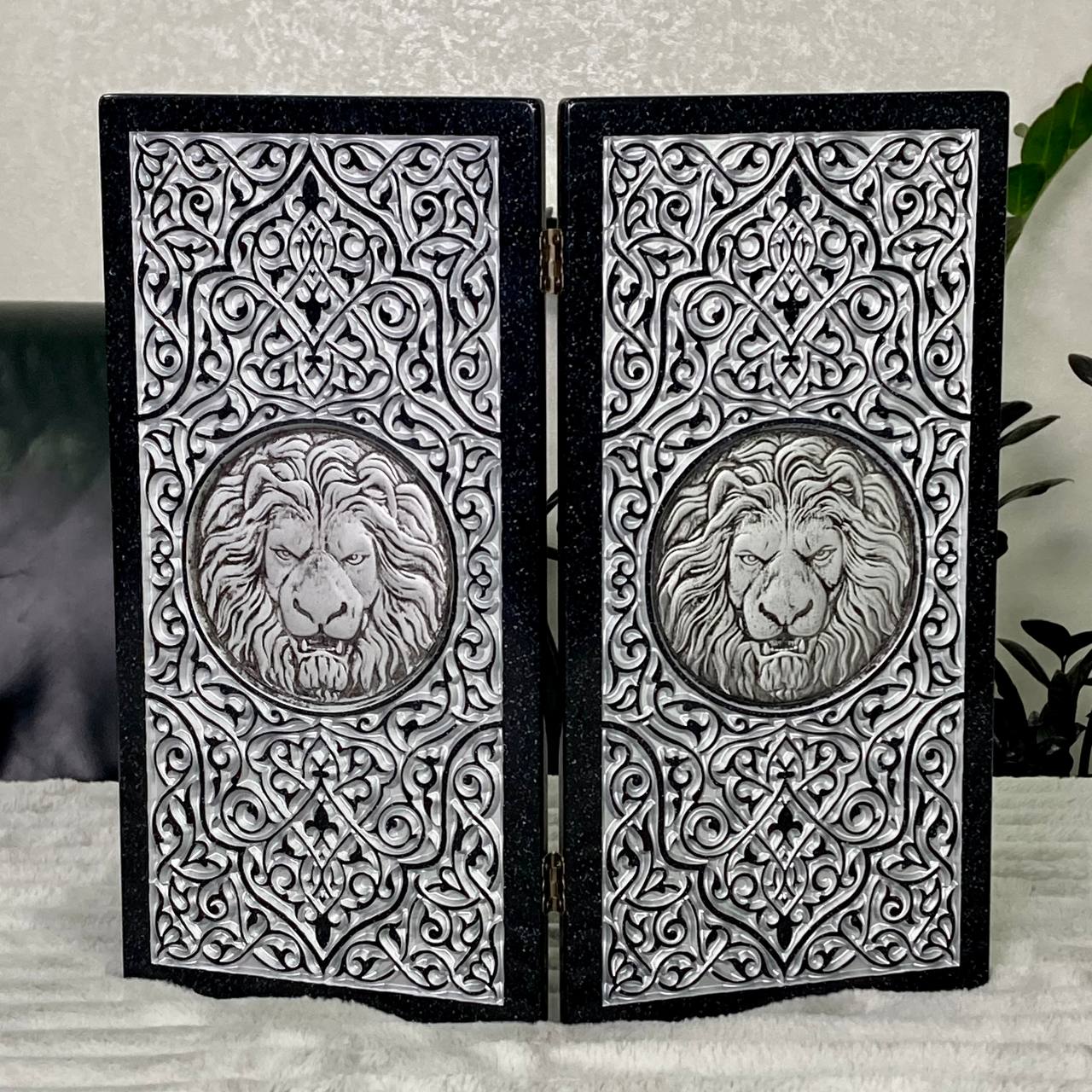 Luxus-Backgammon aus schwarzem Acrylstein "Silver Lion" 37 x 19 cm, leichte Version, Steinbrett, Geschenkfertig