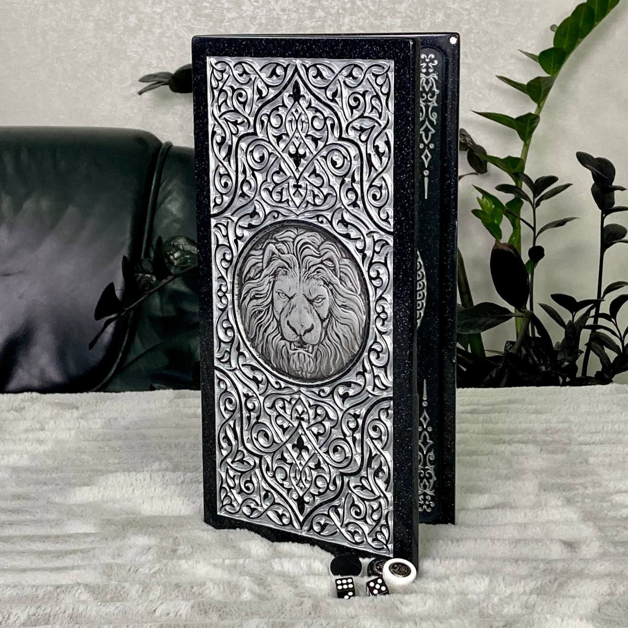 Luxus-Backgammon aus schwarzem Acrylstein "Silver Lion" 37 x 19 cm, leichte Version, Steinbrett, Geschenkfertig