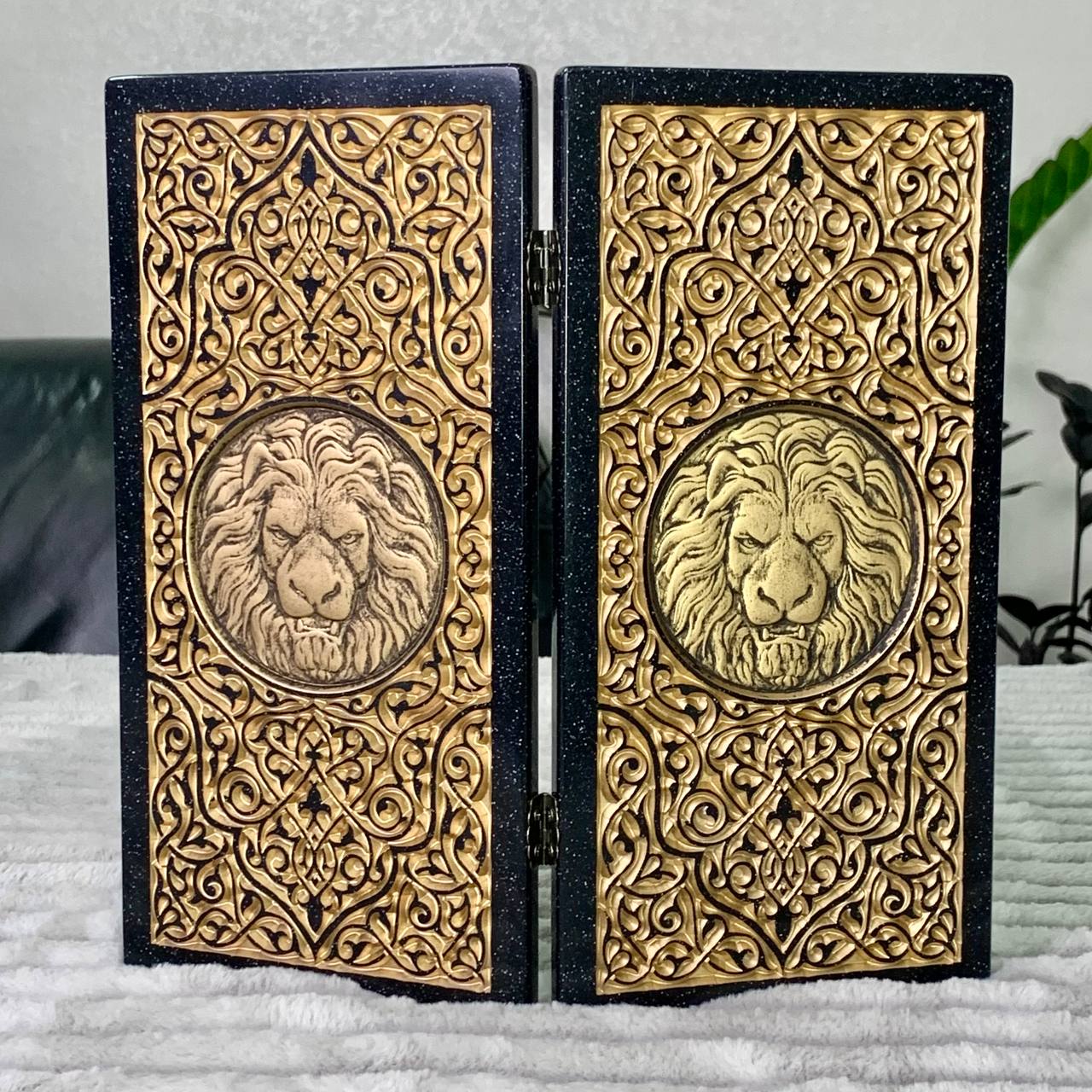 Backgammon de luxe en pierre acrylique noire « Golden Lion » Mini taille 30 x 15 cm, prêt à offrir