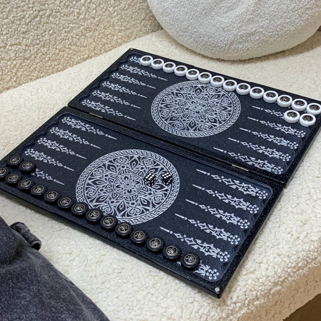 Luxus-Backgammon aus schwarzem Acrylstein "Silver Lion" 37 x 19 cm, leichte Version, Steinbrett, Geschenkfertig