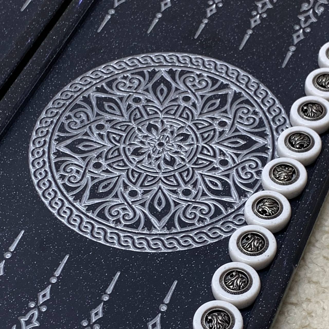 Luxus-Backgammon aus schwarzem Acrylstein "Silver Lion" 37 x 19 cm, leichte Version, Steinbrett, Geschenkfertig