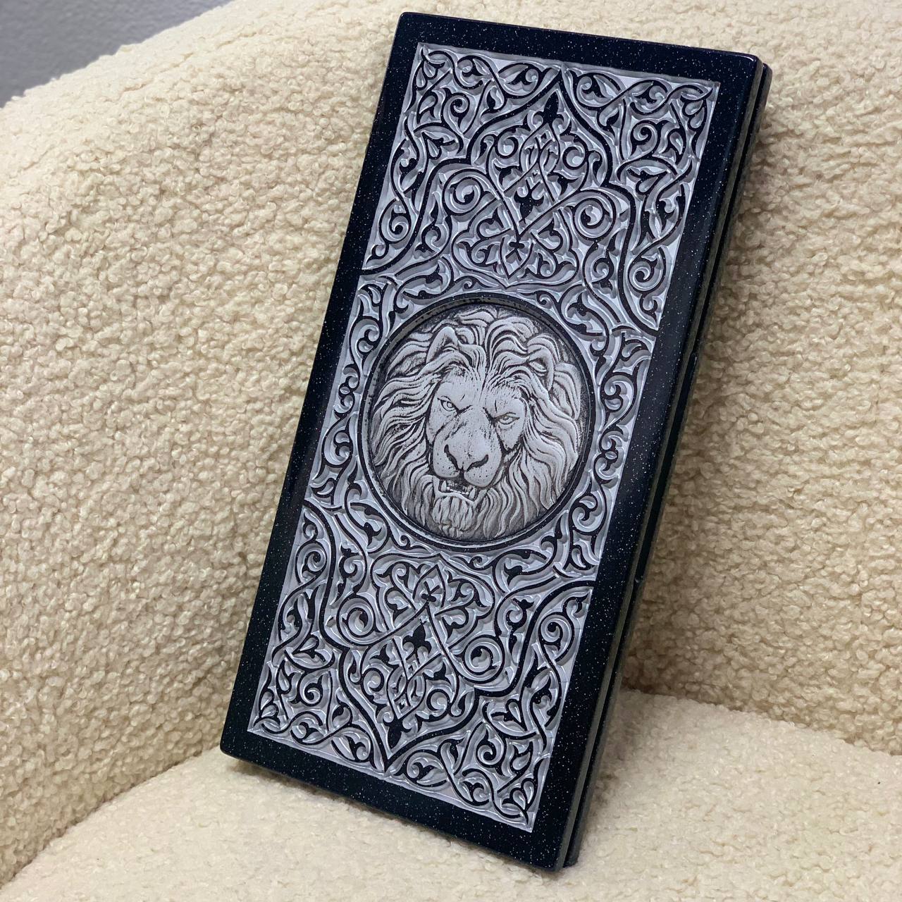 Luxus-Backgammon aus schwarzem Acrylstein "Silver Lion" 37 x 19 cm, leichte Version, Steinbrett, Geschenkfertig