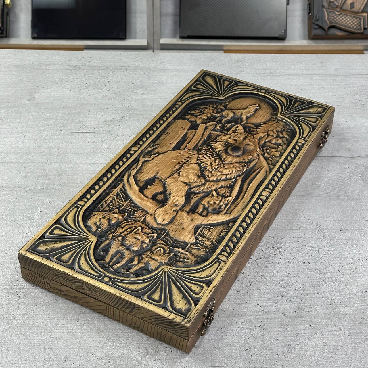 Jeu de backgammon en bois "Loup", 46×23×3cm, prêt à offrir et personnalisé.