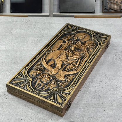 Jeu de backgammon en bois "Loup", 46×23×3cm, prêt à offrir et personnalisé.