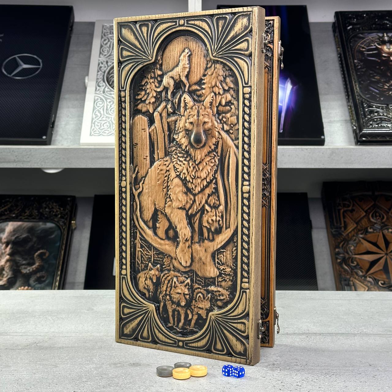 Jeu de backgammon en bois "Loup", 46×23×3cm, prêt à offrir et personnalisé.