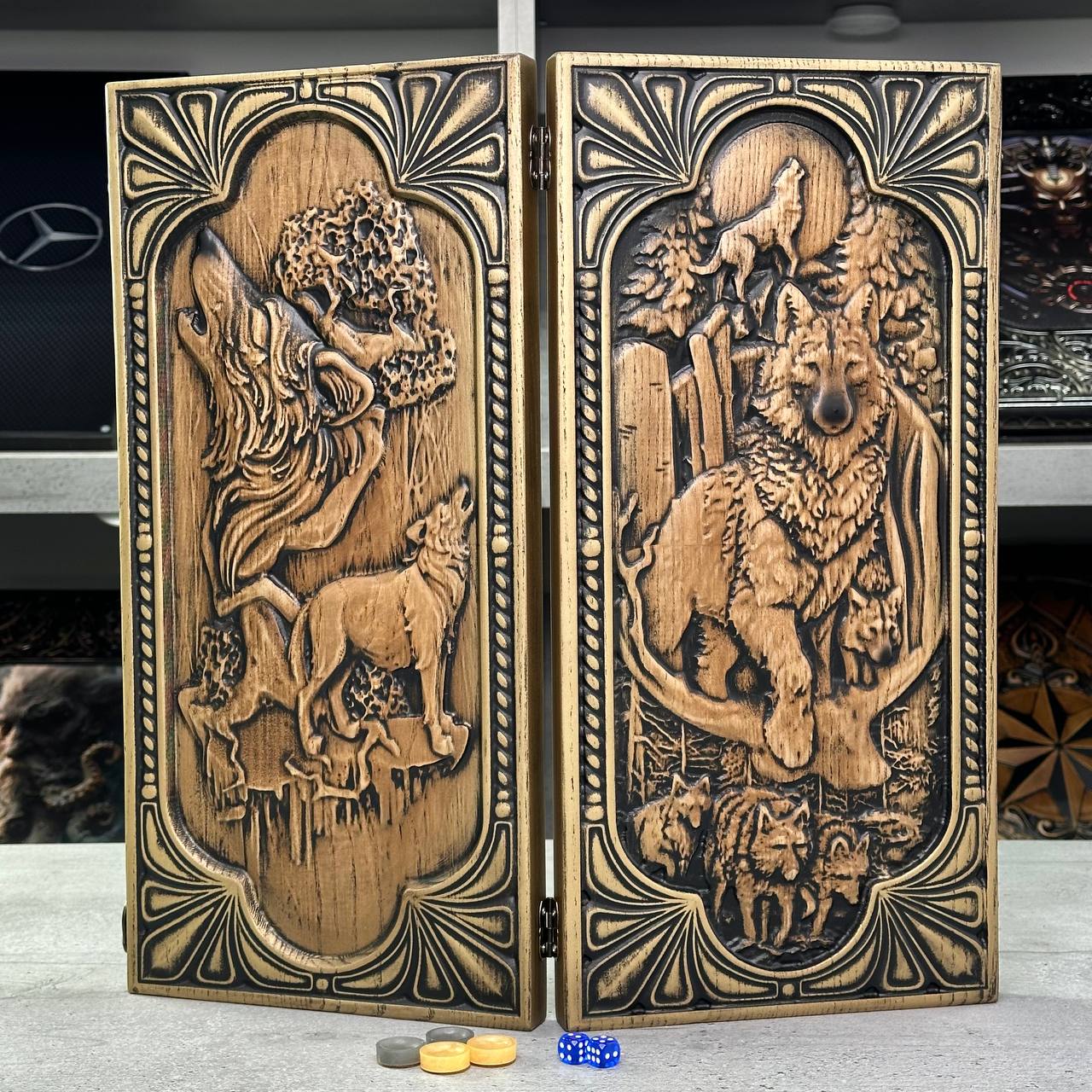 Jeu de backgammon en bois "Loup", 46×23×3cm, prêt à offrir et personnalisé.