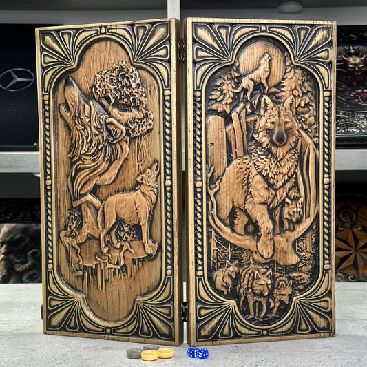 Backgammon-Brettspielset „Wolf“ aus Holz, 46×23×3cm, geschenkfertig und individuell anpassbar.