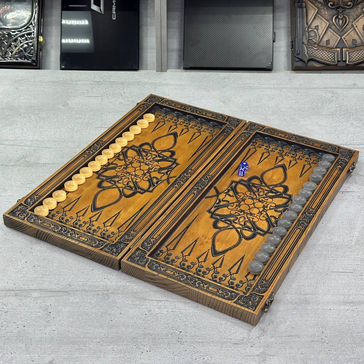 Jeu de backgammon en bois "Loup", 46×23×3cm, prêt à offrir et personnalisé.