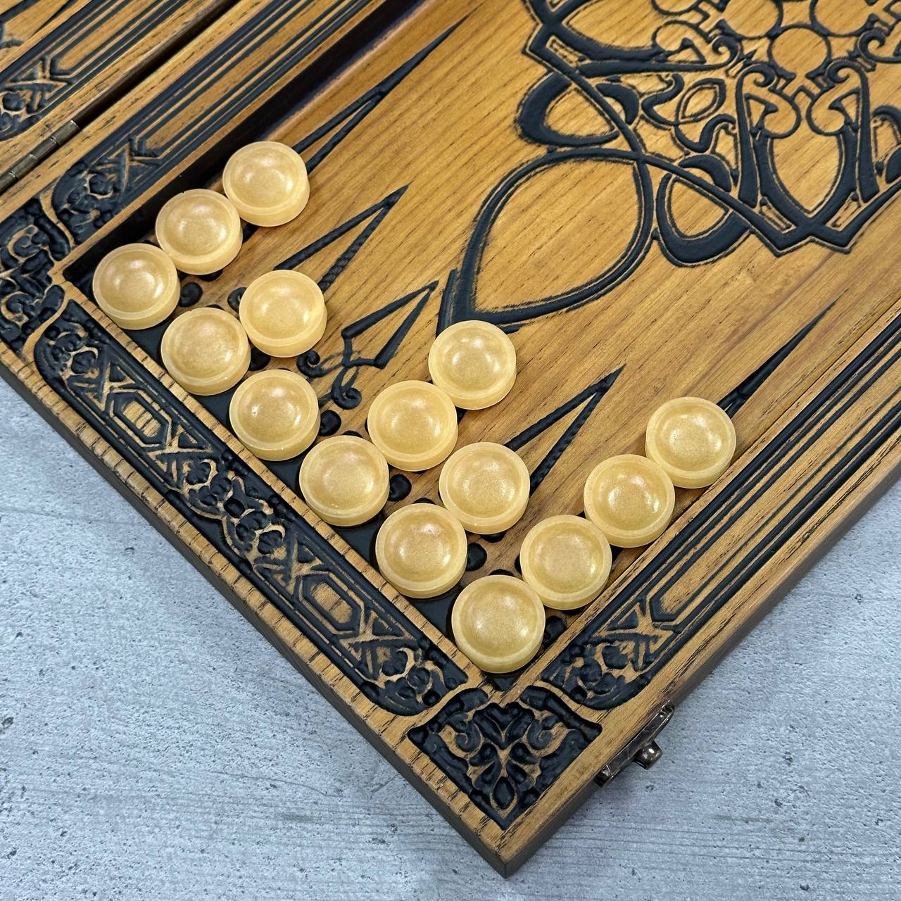 Jeu de backgammon en bois "Loup", 46×23×3cm, prêt à offrir et personnalisé.