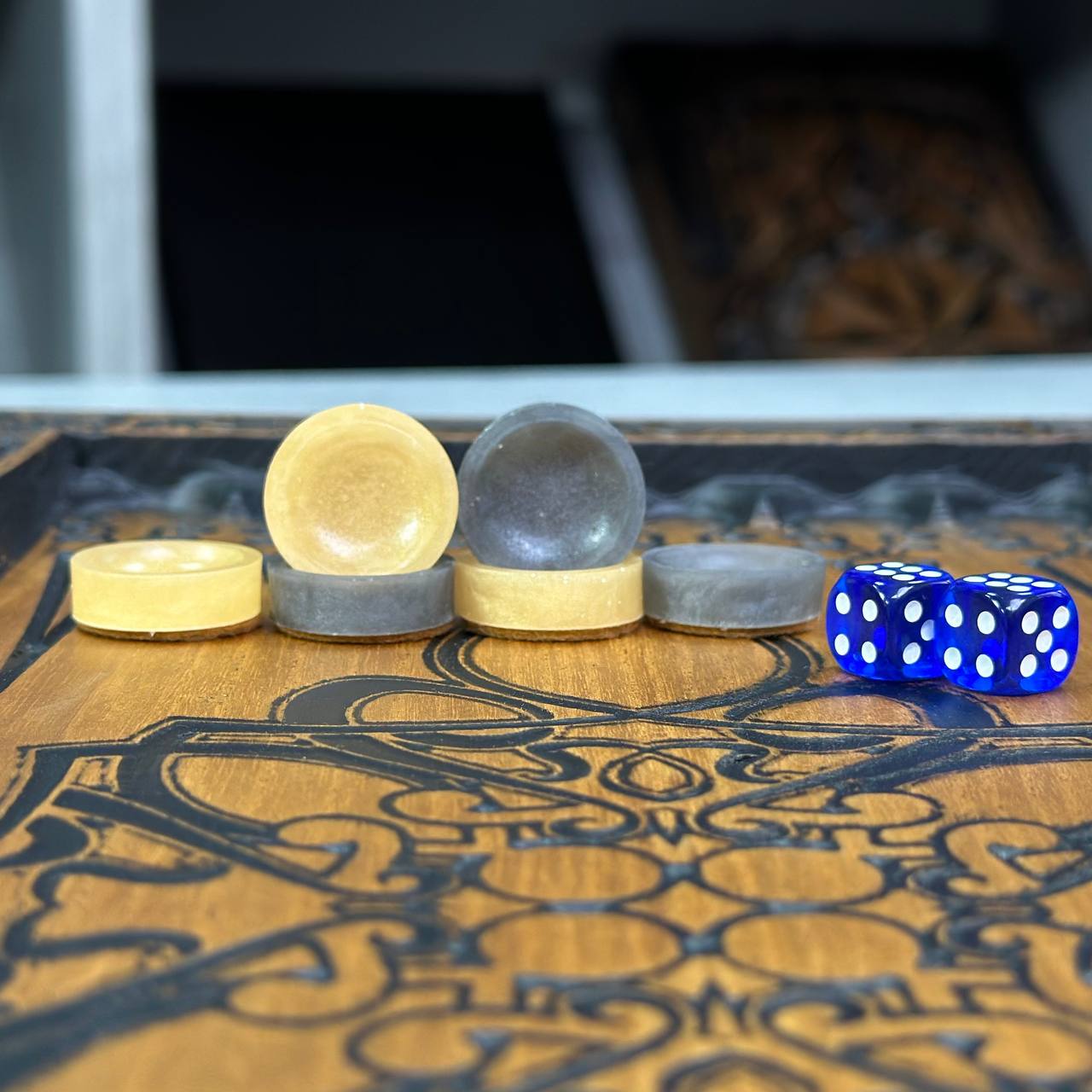Jeu de backgammon en bois "Loup", 46×23×3cm, prêt à offrir et personnalisé.