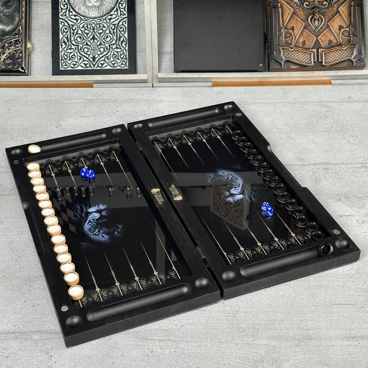 Backgammon-Set aus Glas und Holz mit klassischem minimalistischem Design, individuell anpassbar und als Geschenk geeignet
