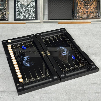Backgammon-Set aus Glas und Holz mit klassischem minimalistischem Design, individuell anpassbar und als Geschenk geeignet