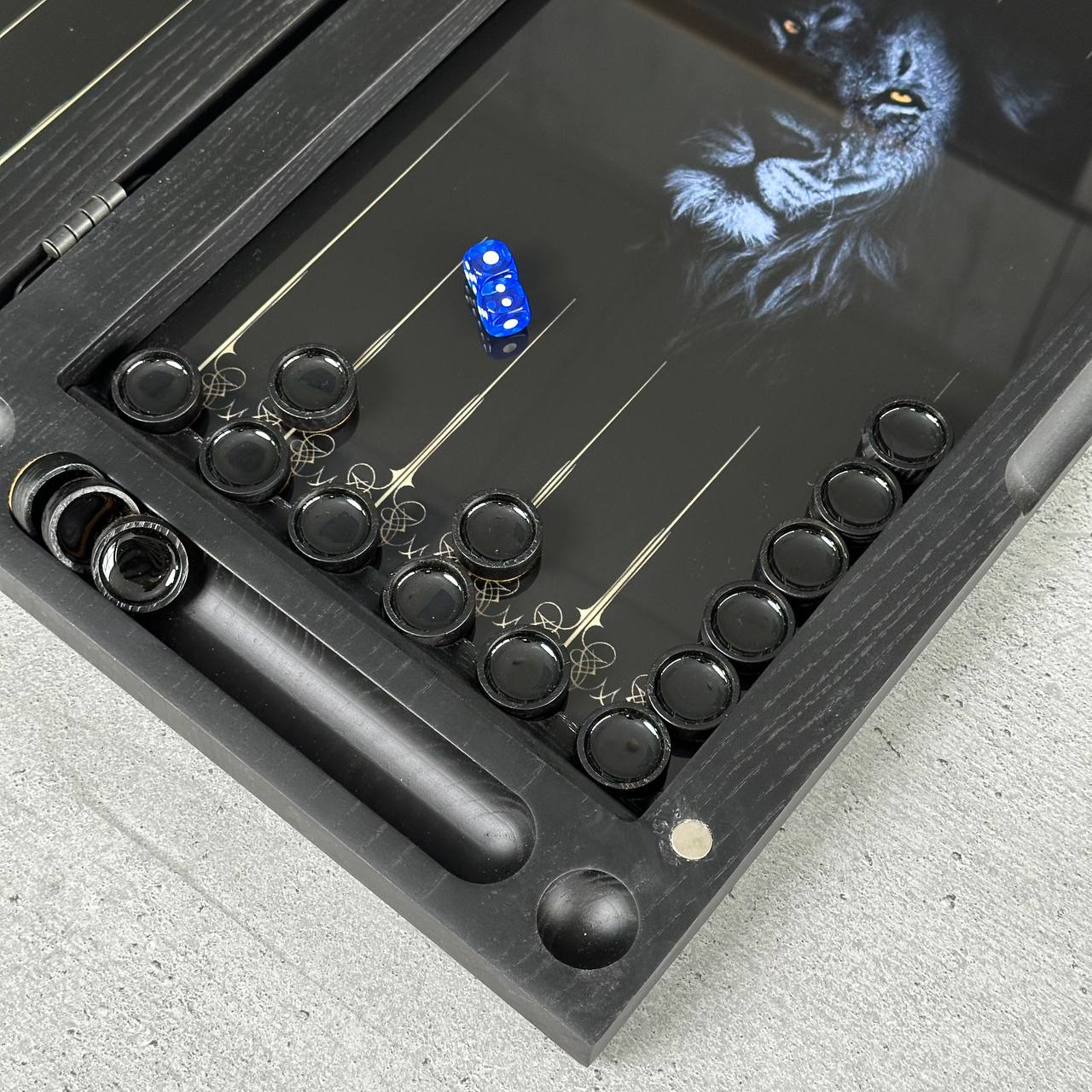 Backgammon-Set aus Glas und Holz mit klassischem minimalistischem Design, individuell anpassbar und als Geschenk geeignet