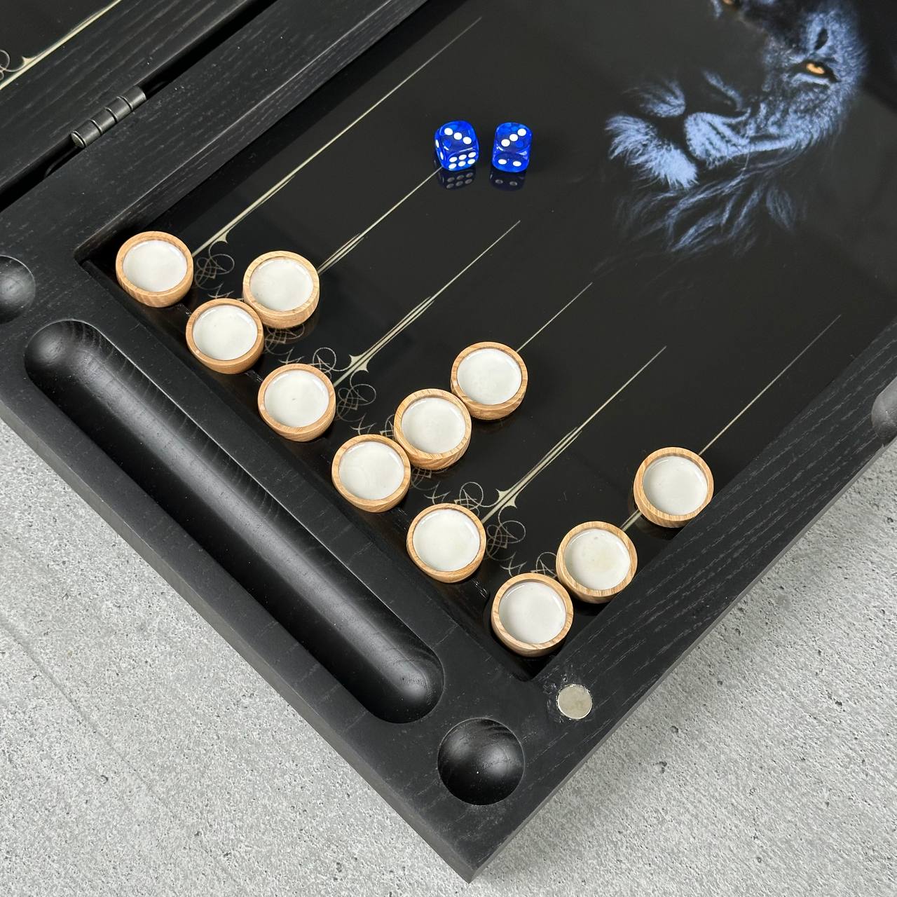 Backgammon-Set aus Glas und Holz mit klassischem minimalistischem Design, individuell anpassbar und als Geschenk geeignet