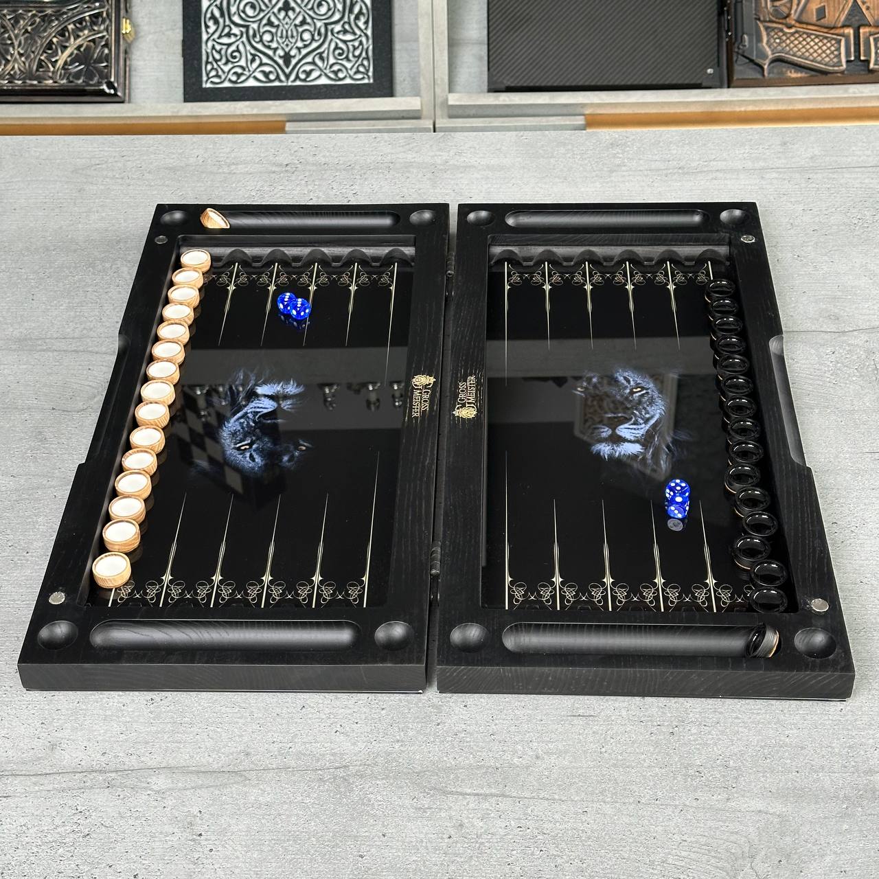 Backgammon-Set aus Glas und Holz mit klassischem minimalistischem Design, individuell anpassbar und als Geschenk geeignet