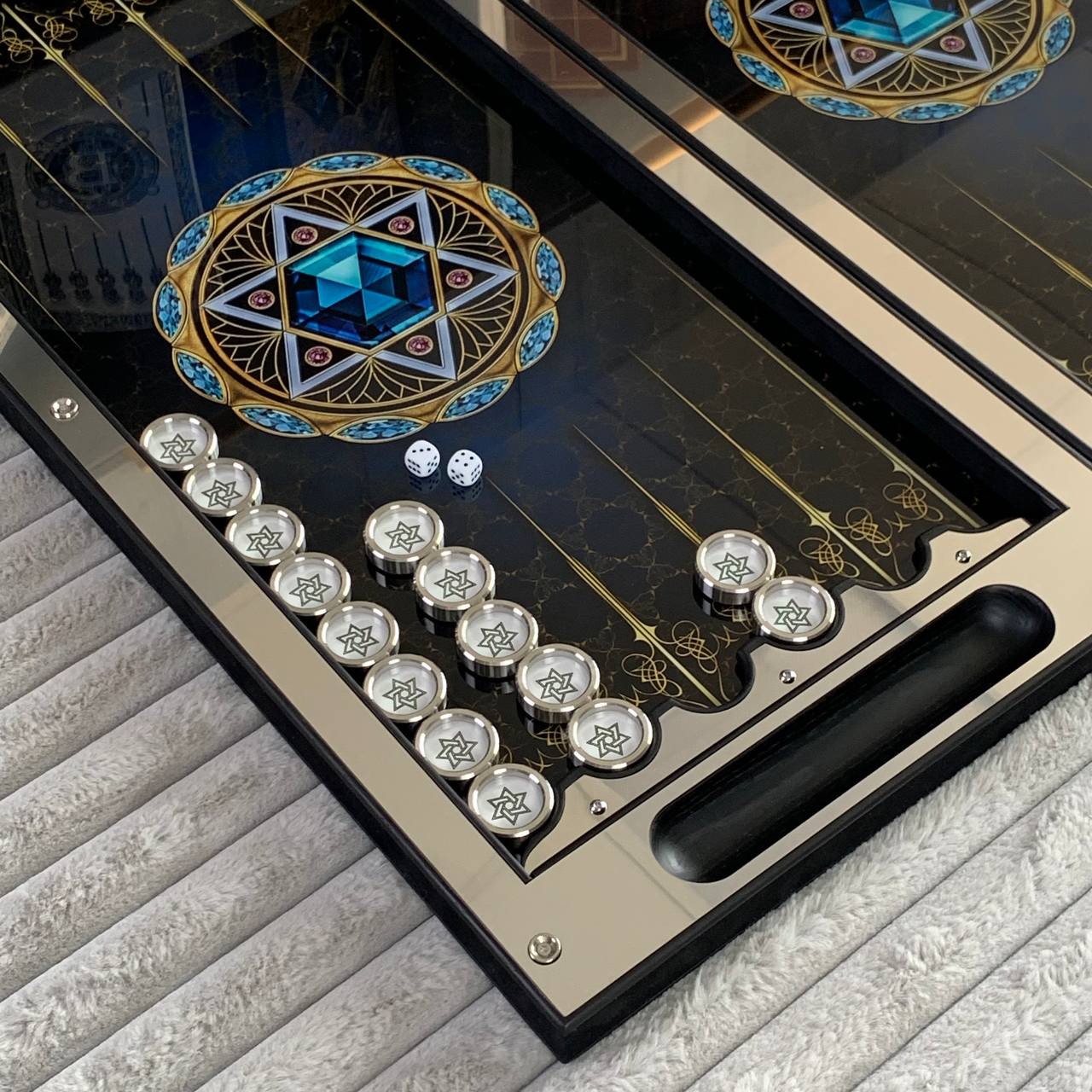 Luxuriöses Backgammon aus Metall mit gehärtetem Glas – Exklusives Design, handgefertigt, anpassbar