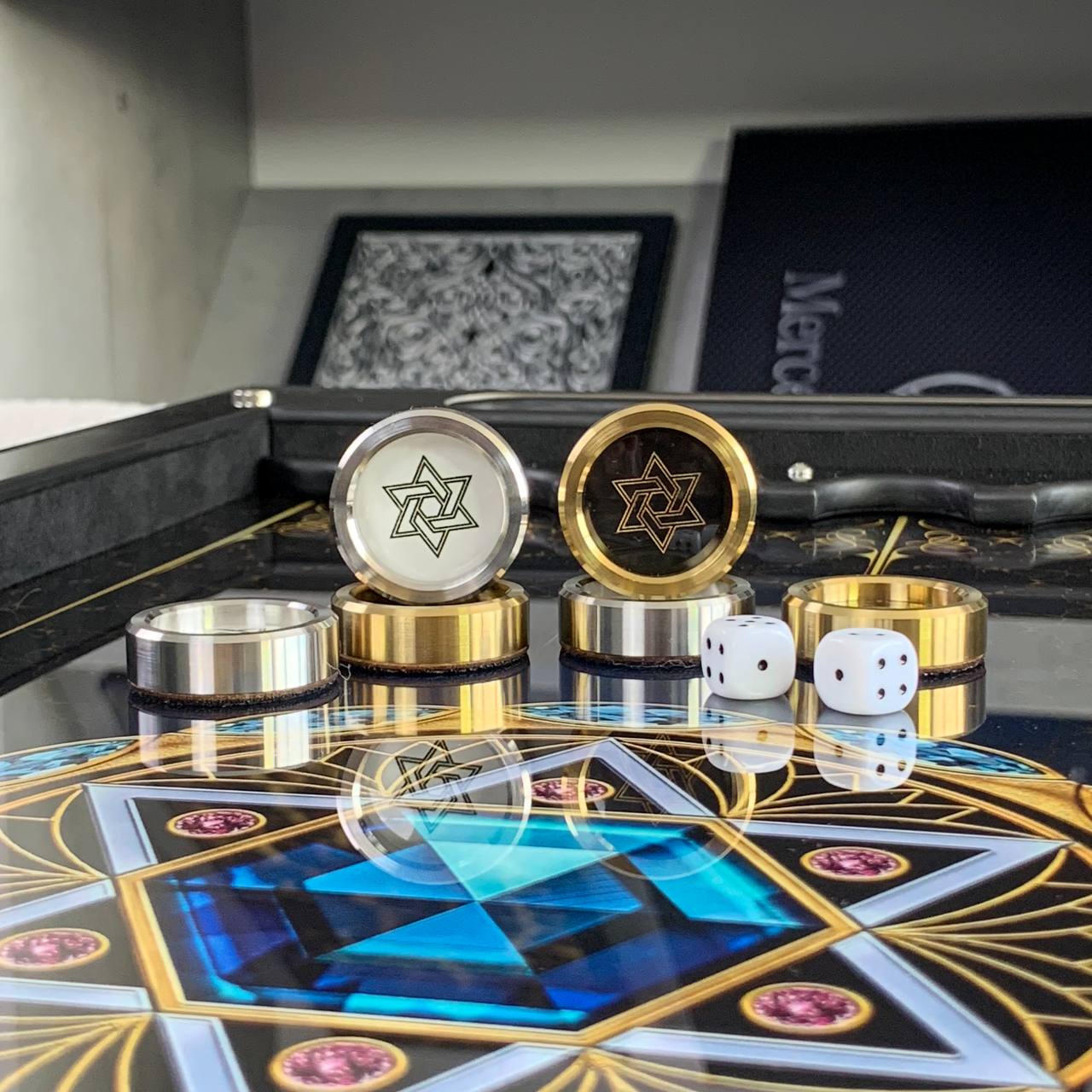 Luxuriöses Backgammon aus Metall mit gehärtetem Glas – Exklusives Design, handgefertigt, anpassbar