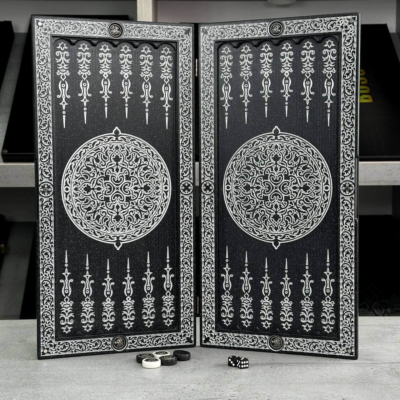 Backgammon de luxe en pierre acrylique noire « Silver Lion » 47 × 23 cm, plateau en pierre. Prêt à offrir | Livraison gratuite dans le monde entier.