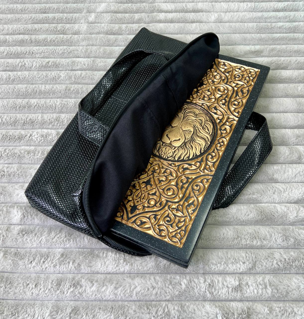 Luxus-Backgammon aus schwarzem Acrylstein „Goldener Löwe“ Minigröße 37 x 18,5 cm, Reisegröße, Geschenkfertig | Kostenlose weltweite Lieferung