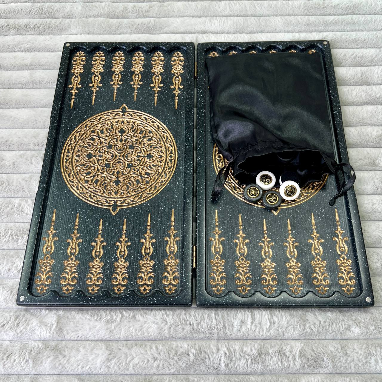 Luxus-Backgammon aus schwarzem Acrylstein „Goldener Löwe“ Minigröße 37 x 18,5 cm, Reisegröße, Geschenkfertig | Kostenlose weltweite Lieferung
