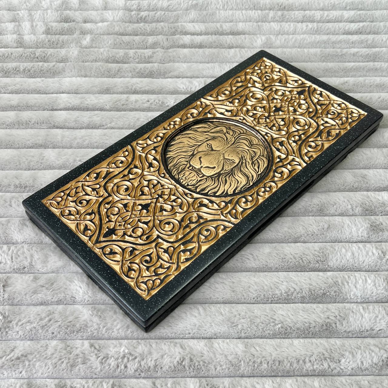 Luxus-Backgammon aus schwarzem Acrylstein „Goldener Löwe“ Minigröße 37 x 18,5 cm, Reisegröße, Geschenkfertig | Kostenlose weltweite Lieferung