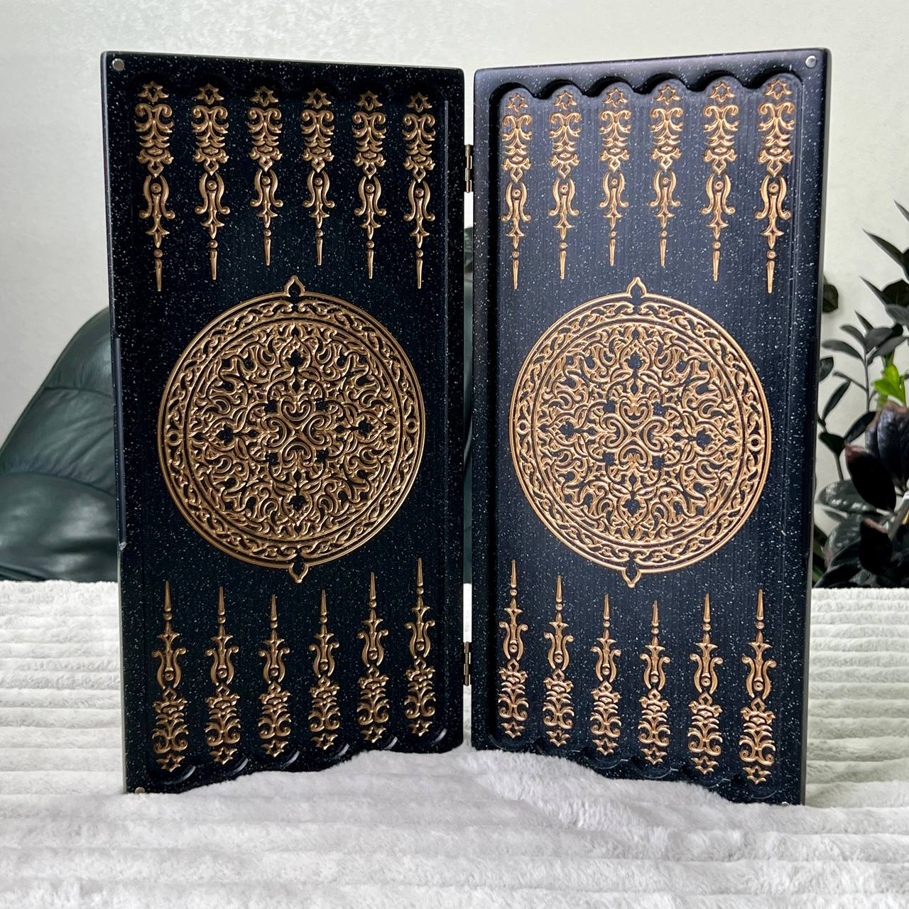 Luxus-Backgammon aus schwarzem Acrylstein „Goldener Löwe“ Minigröße 37 x 18,5 cm, Reisegröße, Geschenkfertig | Kostenlose weltweite Lieferung