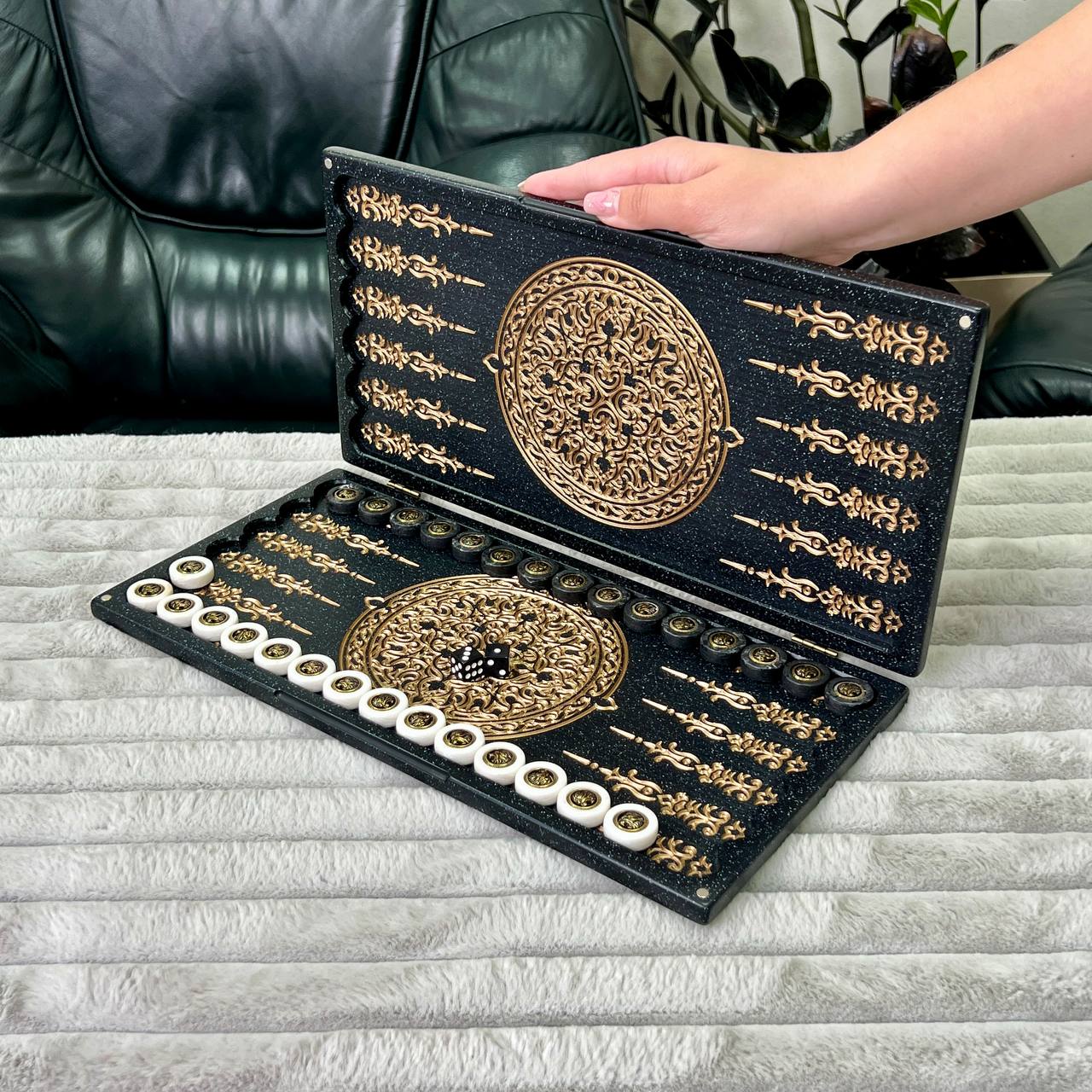 Luxus-Backgammon aus schwarzem Acrylstein „Goldener Löwe“ Minigröße 37 x 18,5 cm, Reisegröße, Geschenkfertig | Kostenlose weltweite Lieferung