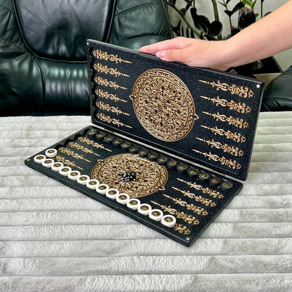 Luxus-Backgammon aus schwarzem Acrylstein „Goldener Löwe“ Minigröße 37 x 18,5 cm, Reisegröße, Geschenkfertig | Kostenlose weltweite Lieferung
