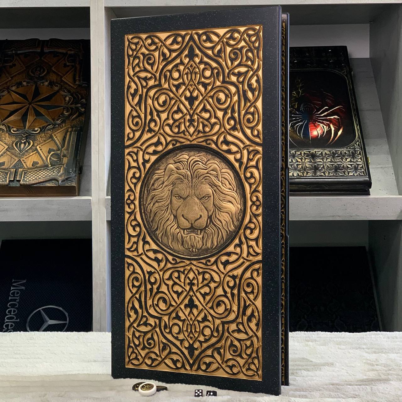 Backgammon de luxe en pierre acrylique noire « Golden Lion » 58 x 28 cm, version légère, prêt à offrir | Livraison gratuite dans le monde entier