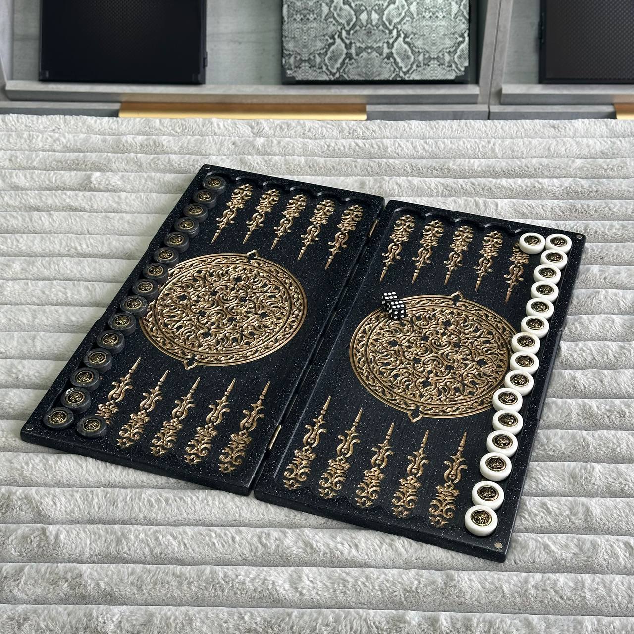 Luxus-Backgammon aus schwarzem Acrylstein „Goldener Löwe“ Minigröße 37 x 18,5 cm, Reisegröße, Geschenkfertig | Kostenlose weltweite Lieferung