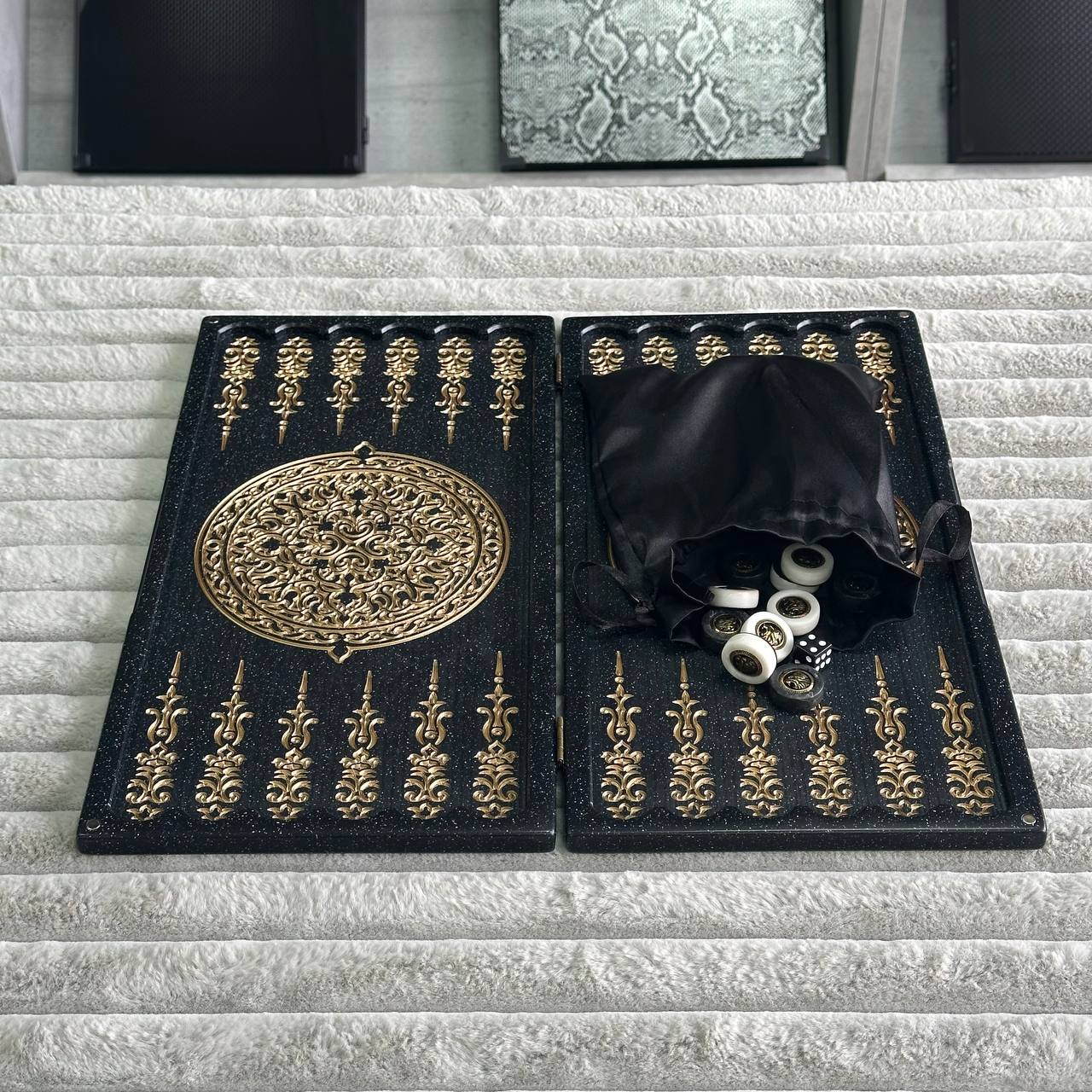 Luxus-Backgammon aus schwarzem Acrylstein „Goldener Löwe“ Minigröße 37 x 18,5 cm, Reisegröße, Geschenkfertig | Kostenlose weltweite Lieferung