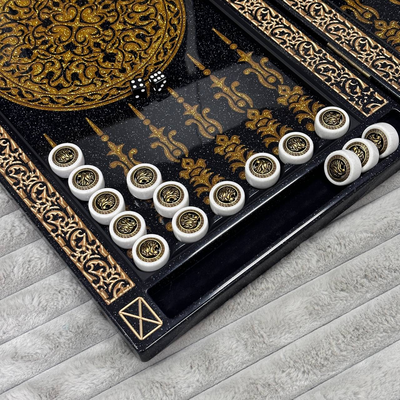 Backgammon de luxe en pierre acrylique noire « Golden Lion » 58 x 28 cm, plateau haut de gamme, prêt à offrir