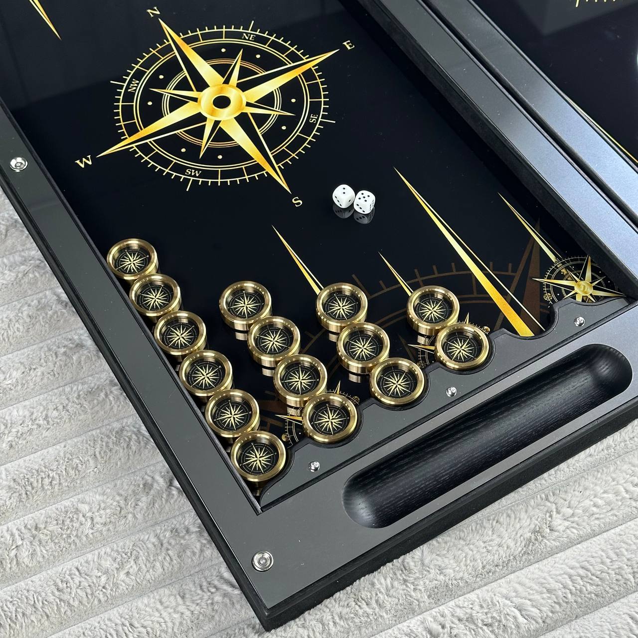 Jeu de backgammon en métal haut de gamme – Motif carte, acier inoxydable et verre trempé | Livraison gratuite dans le monde entier ; prêt à offrir