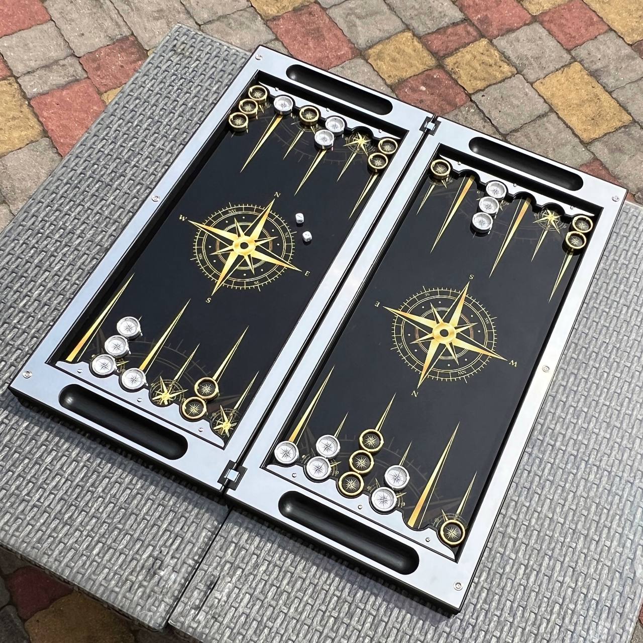 Jeu de backgammon en métal haut de gamme – Motif carte, acier inoxydable et verre trempé | Livraison gratuite dans le monde entier ; prêt à offrir