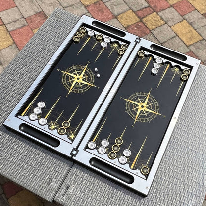 Jeu de backgammon en métal haut de gamme – Motif carte, acier inoxydable et verre trempé | Livraison gratuite dans le monde entier ; prêt à offrir