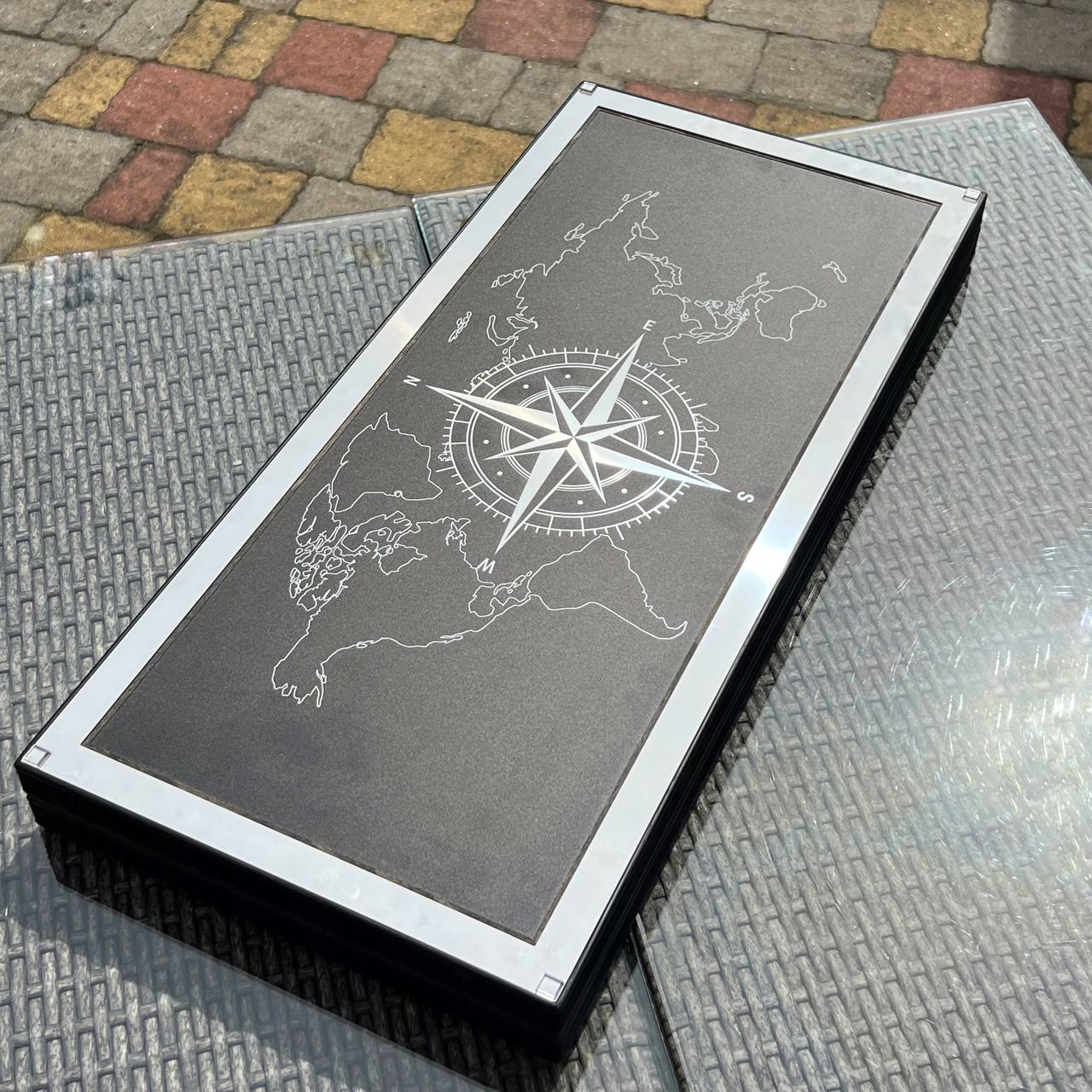 Jeu de backgammon en métal haut de gamme – Motif carte, acier inoxydable et verre trempé | Livraison gratuite dans le monde entier ; prêt à offrir