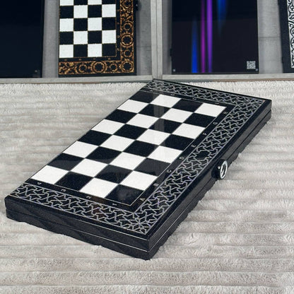 Jeu d'échecs et de backgammon en pierre acrylique noire de luxe « Lion » – Exclusif, original, personnalisable