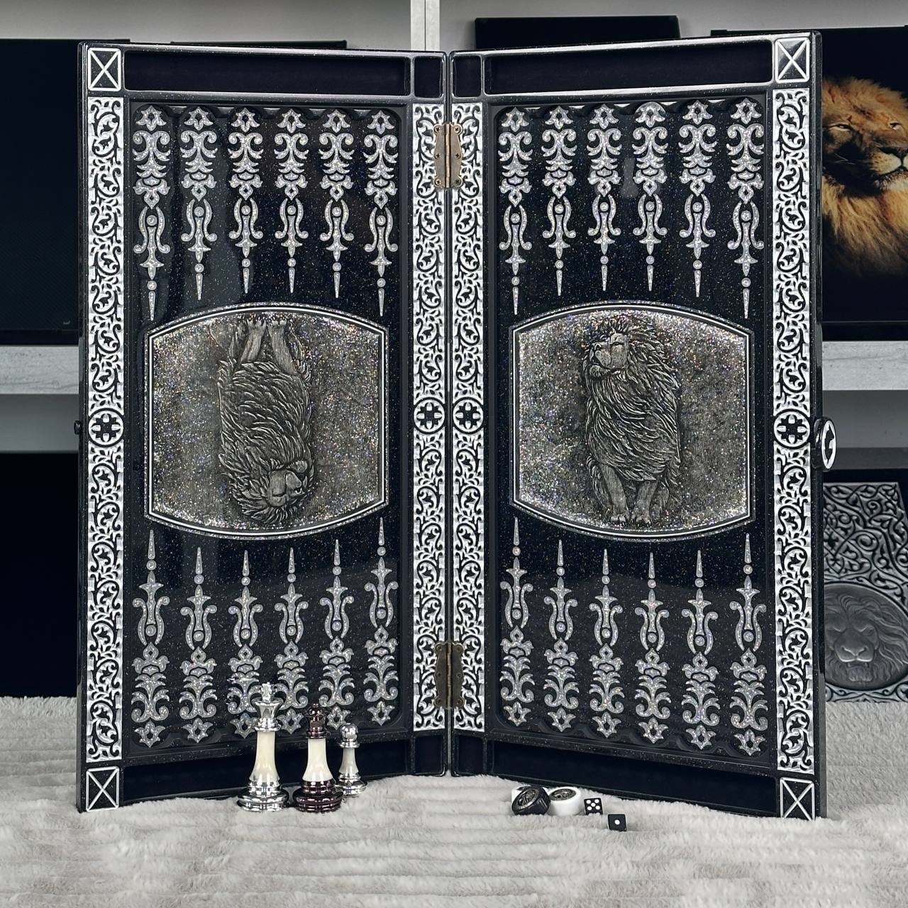 Jeu d'échecs et de backgammon en pierre acrylique noire de luxe « Lion » – Exclusif, original, personnalisable