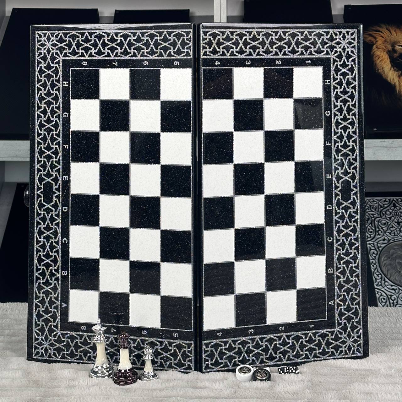 Jeu d'échecs et de backgammon en pierre acrylique noire de luxe « Lion » – Exclusif, original, personnalisable