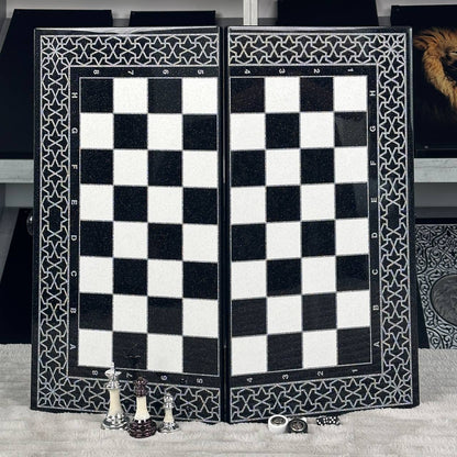 Jeu d'échecs et de backgammon en pierre acrylique noire de luxe « Lion » – Exclusif, original, personnalisable