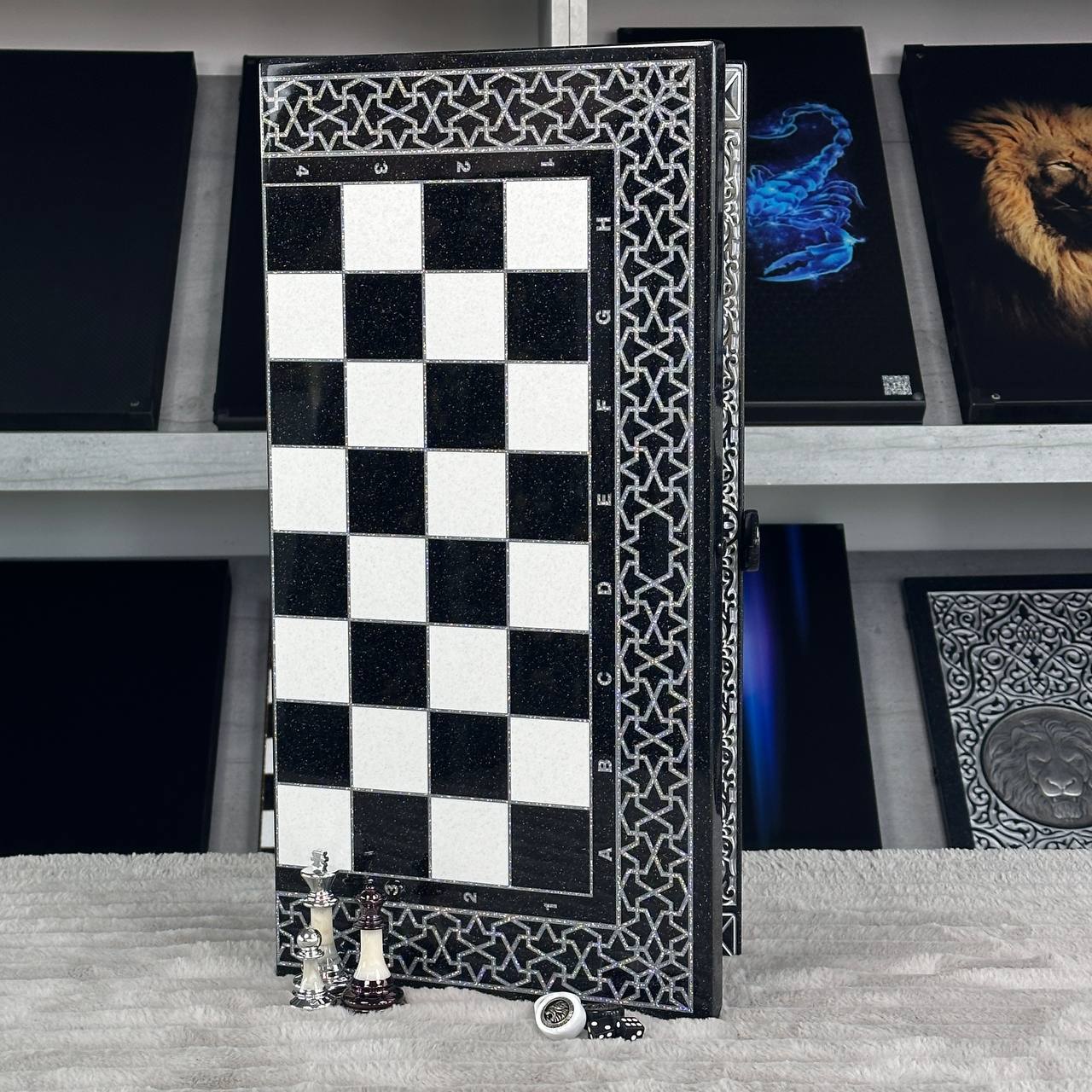 Jeu d'échecs et de backgammon en pierre acrylique noire de luxe « Lion » – Exclusif, original, personnalisable